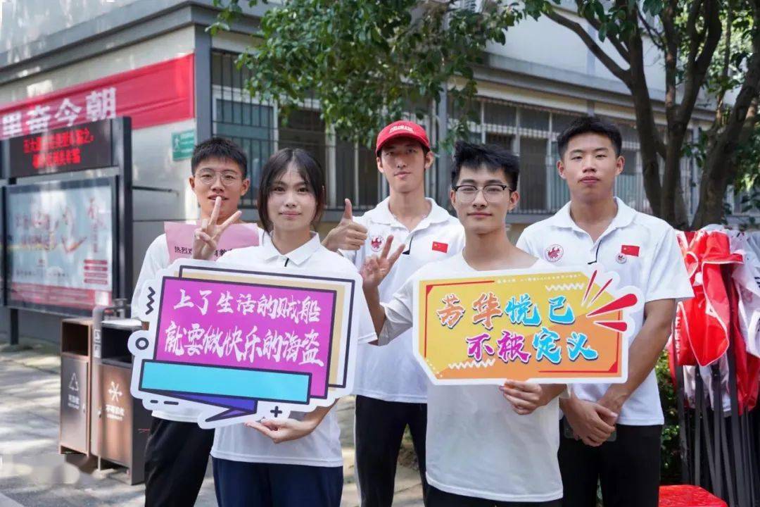 为新生入校全力护航多方力量携起手来全情投入,全心服务物品领取,指路