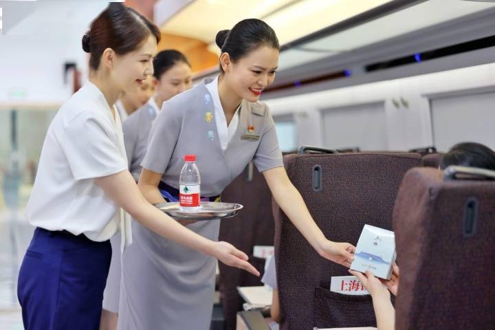 复兴号亚运智能动车组 列车专班乘务员服饰亮相_服务_设计_客运