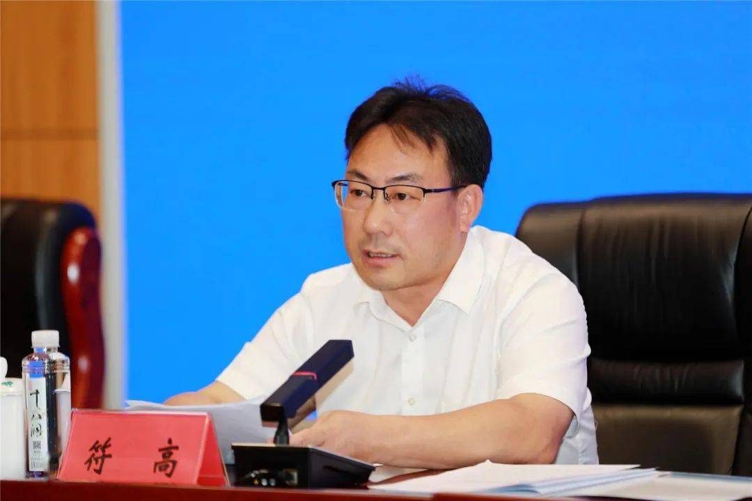 州禁毒办主任,州信访局局长符高宣读《2022年度全州禁毒工作先进县市