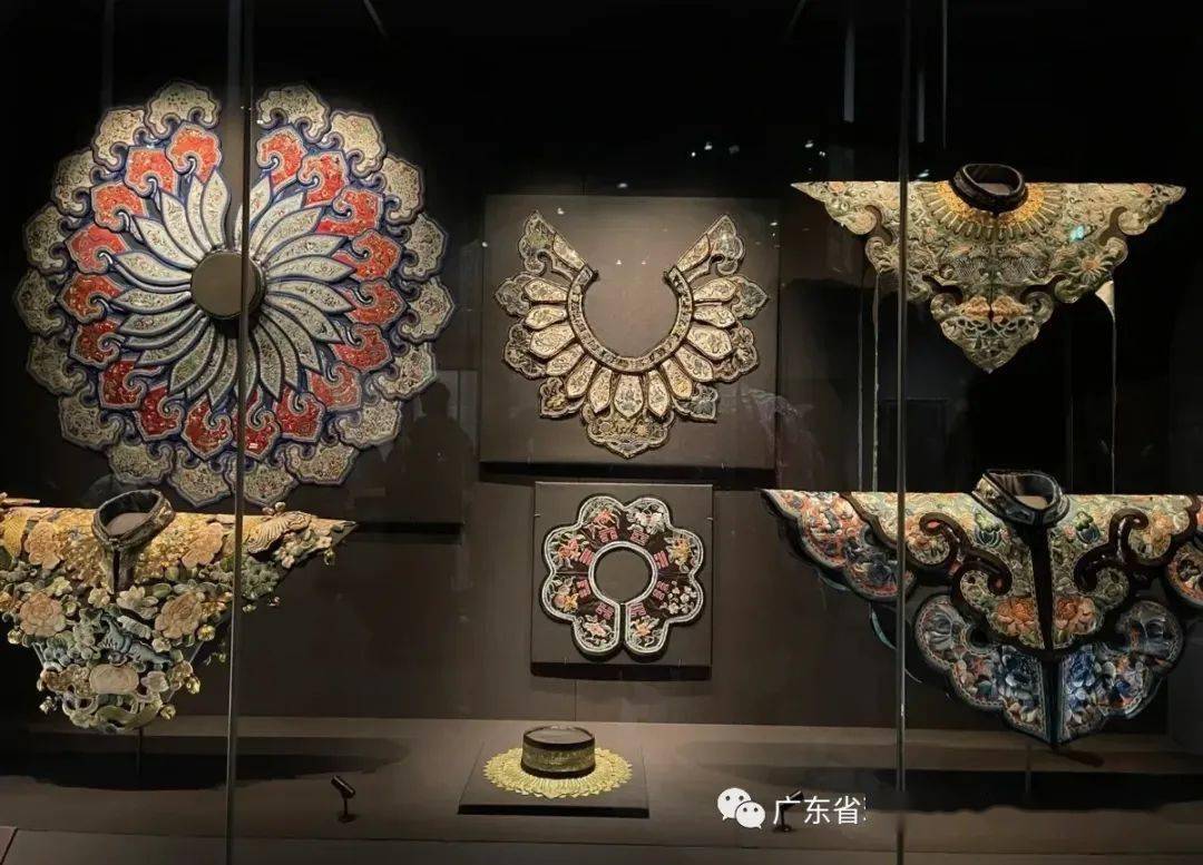 这是一组清朝女性服饰的装饰用品云肩,是一种可拆卸衣领.