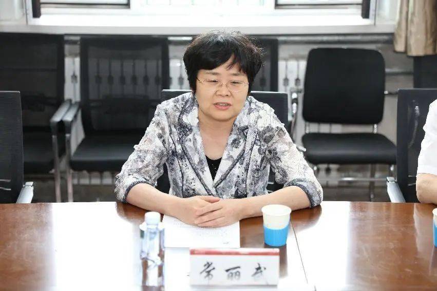 自治区总工会二级巡视员常丽武为内蒙古工业大学“黄平平创新工作室”授匾，强调发挥创新引领功能，为技术攻坚、教育教学作出更大贡献