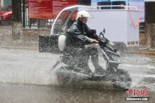 打工新鲜事儿 | 外卖员暴雨中趟齐腰深水送餐，极端天气要不要点外卖？