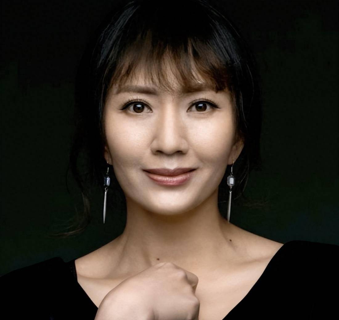 她14岁出道,被誉为桂林最美女演员,出道30年0绯闻,如今怎样了_陆玲