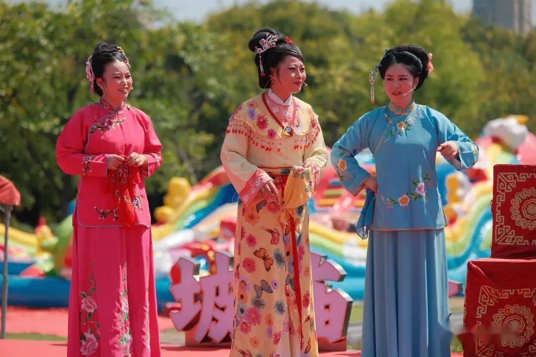 当天,黄冈百越黄梅戏剧团带来的戏曲为《窦娥冤》,演员们唱腔时而高亢