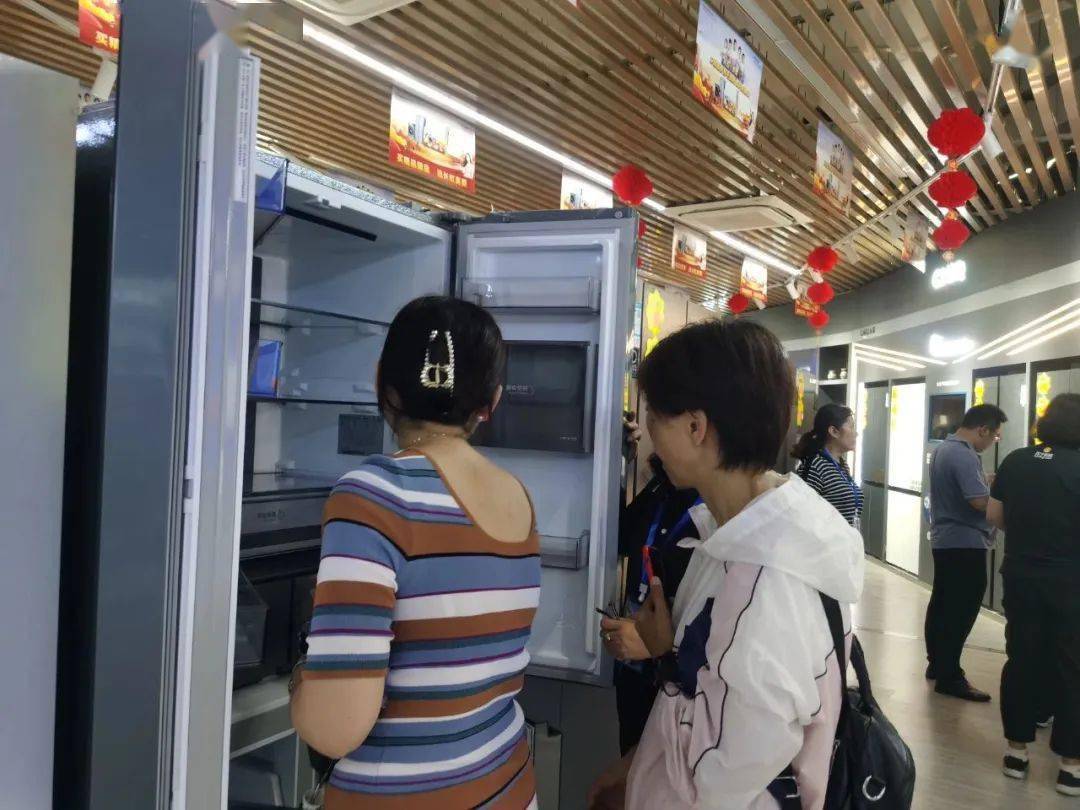 江西·景德镇华意压缩厂食堂一楼展会现场经过工作人员对各类爆款家电
