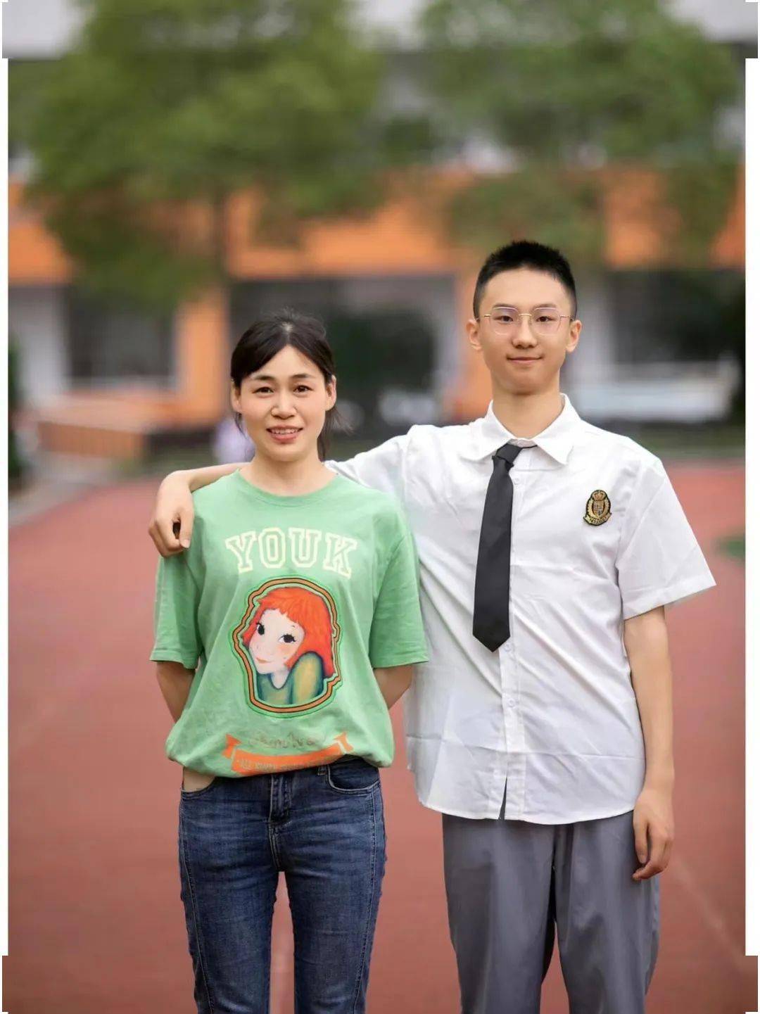 24李岗江汉油田广华中学在班主任工作中,与学生恩威并施,亦师亦友.