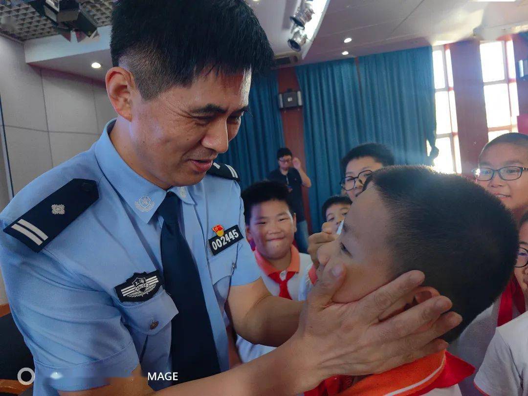 【金润·安全教育】安全第一课 防范伴我行——上海治安总队黄奕警官