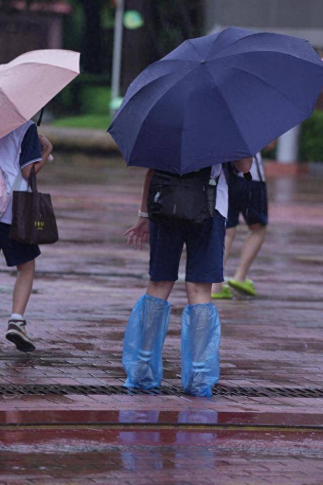 广州市第十八中学学生自制的雨鞋广州市第十八中学学生跑步冲进学校