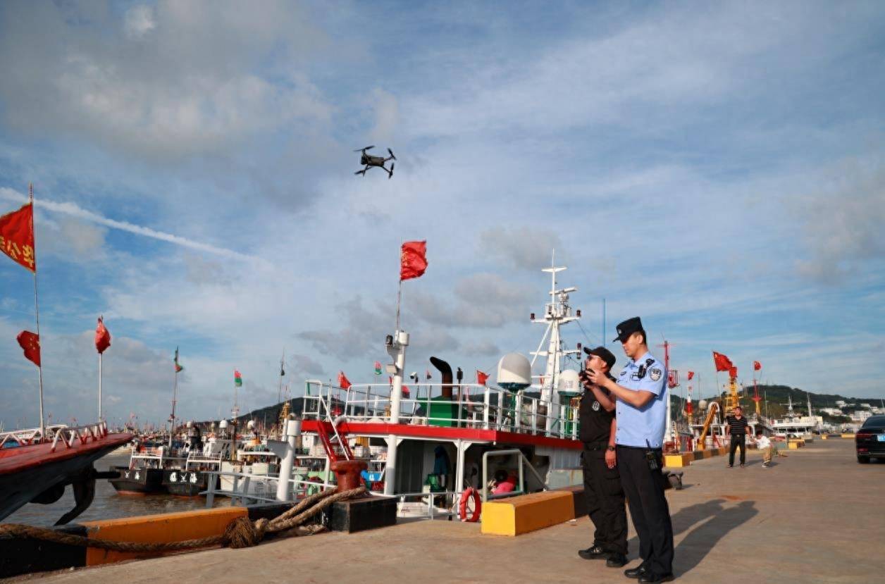 9月1日,浙江省嵊泗县公安局民警辅警利用无人机在码头区域巡逻.