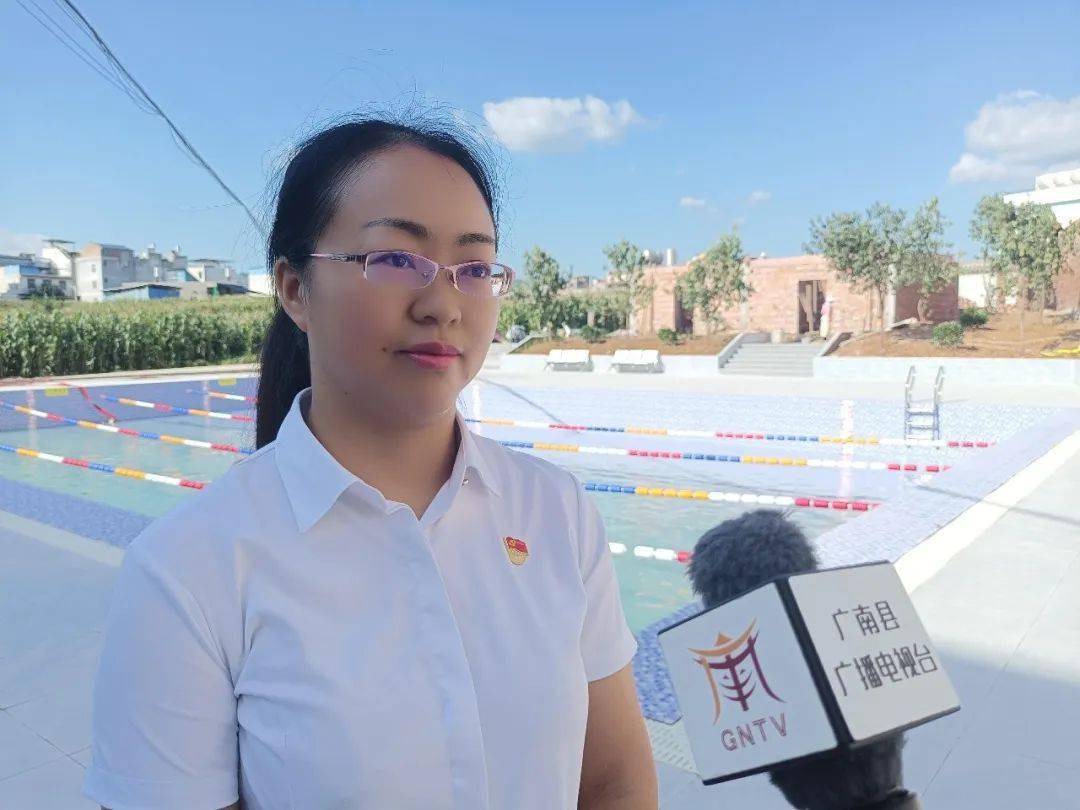 在广南县莲城镇莲城初级中学校运动场附近,标准化的游泳池已建成并