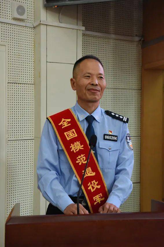 省退役军人风采巡回报告会在我市举行_力量_社会_参会