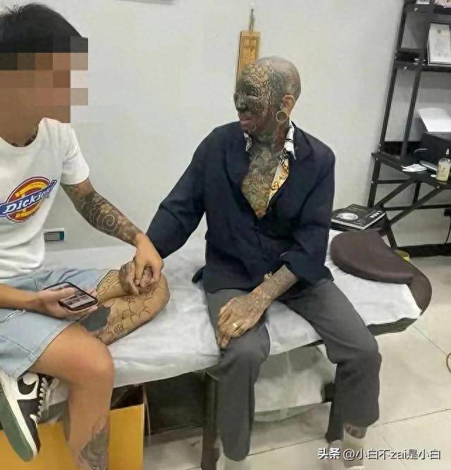 重庆:男子纹全身看不出真容,现实版"变异蛇人",网友:可悲_造型_大妈