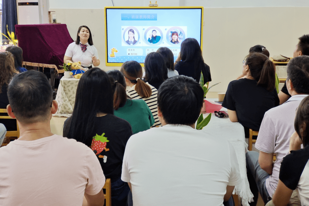 面对老师班级工作全面的介绍认真聆听的面庞是最真实的认同本次的新生