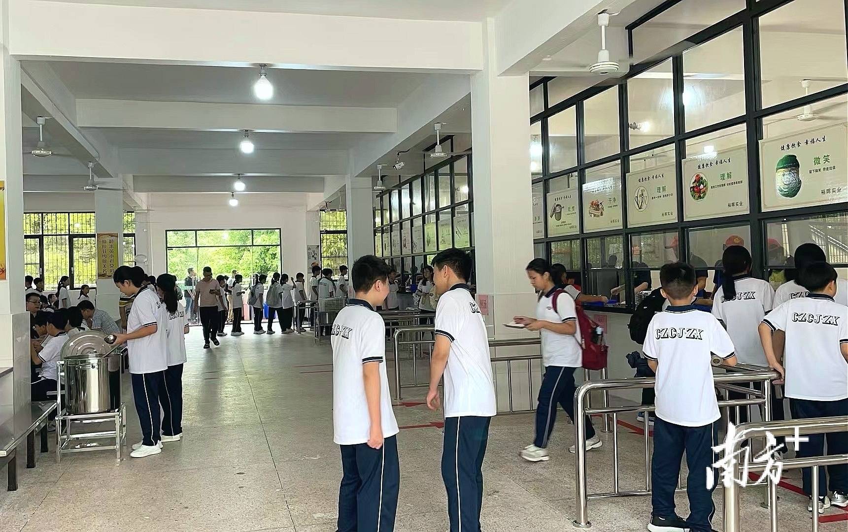 穿行在城基实验中学可以看到,质朴的建筑风格与绿树成荫的校园环境