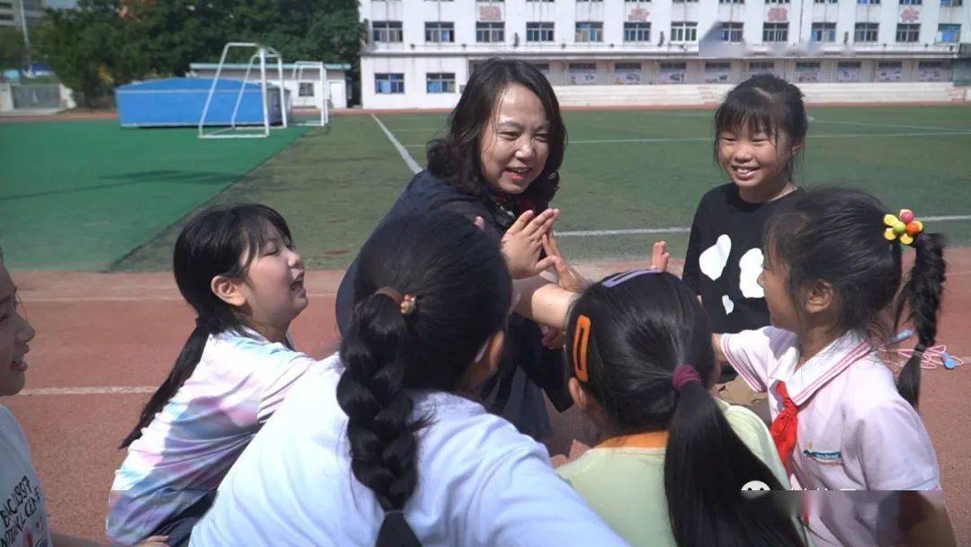 邗江实验学校副校长 刘萍:给你寄一张明信片 写一张小纸条 心里还是很