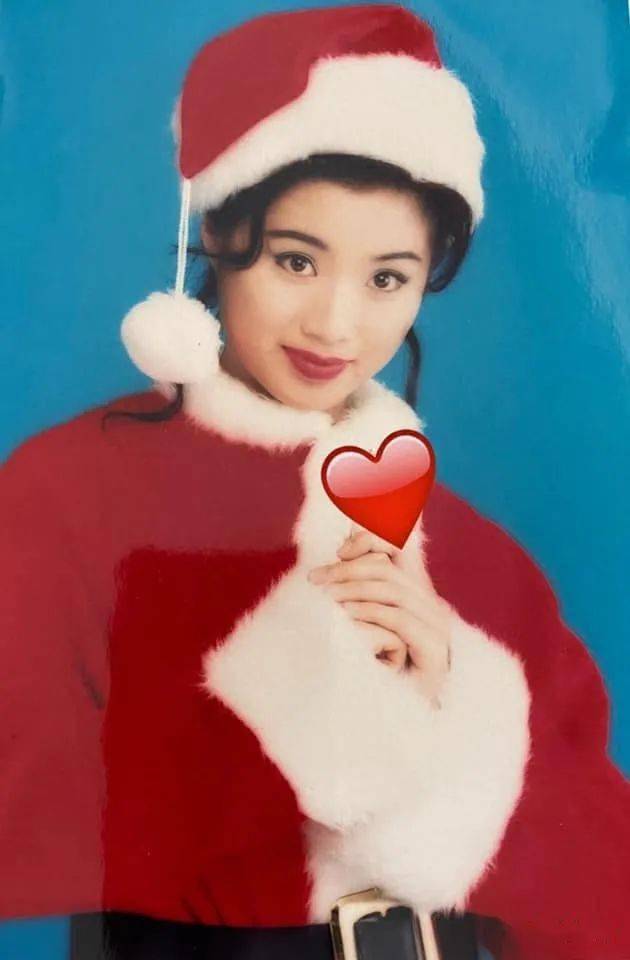 谭小环早年恋上排舞师黄国荣,更有意退出娱乐圈,无奈二人于2002年分手