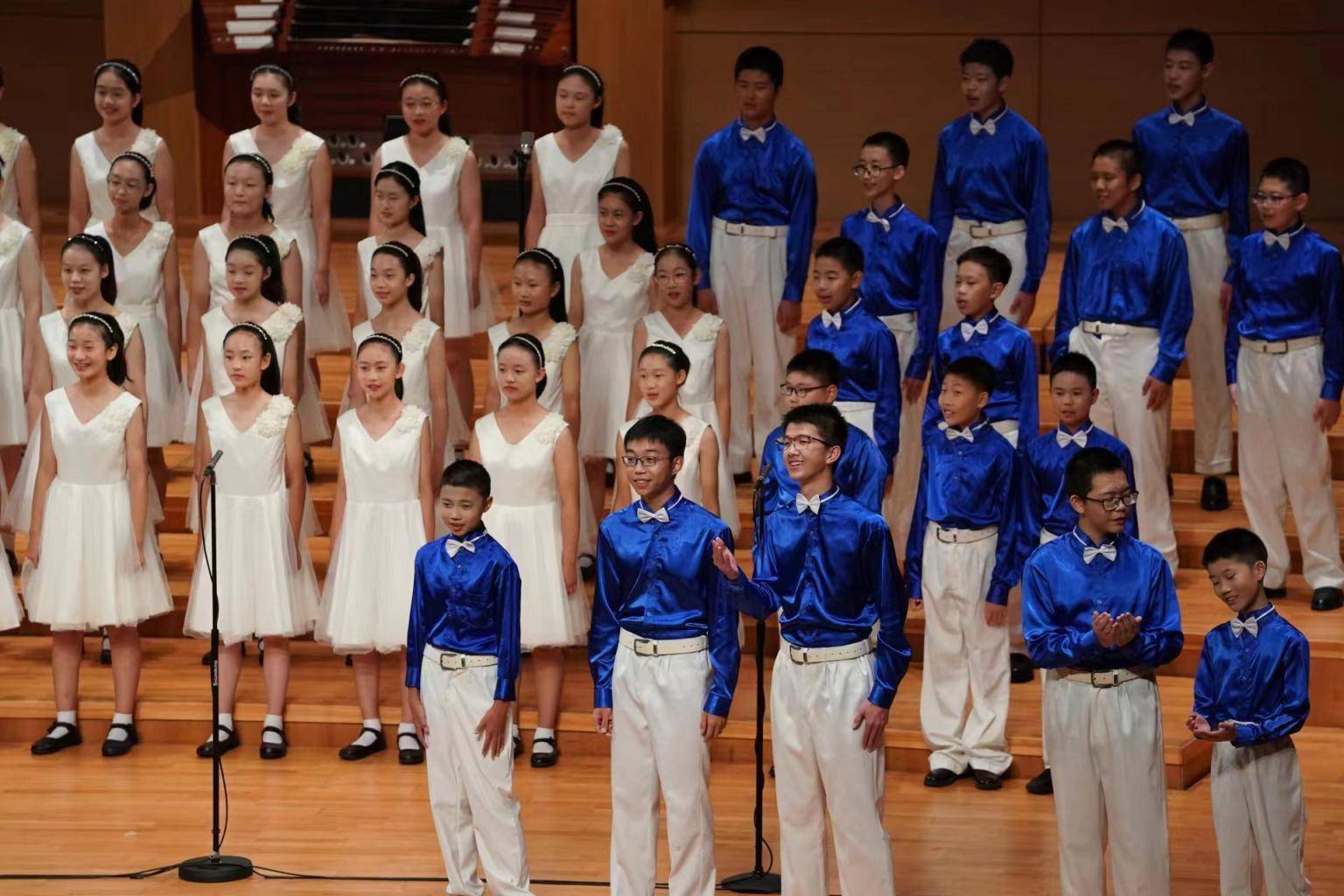 "花开·未来"校园合唱新作品音乐会以歌声致敬师恩_北京_祝福_掌声