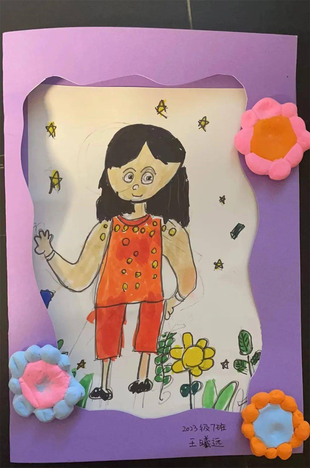 少先队员们利用手中的画笔,画出一幅幅惟妙惟肖的手抄报;队员们自制的