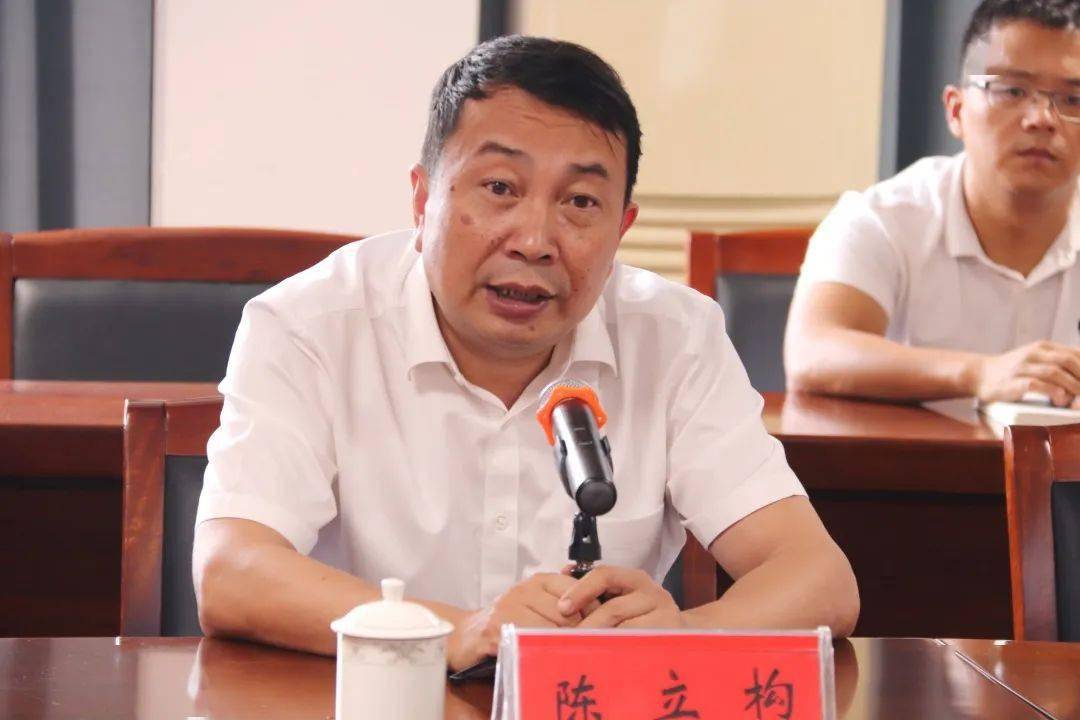 陈立构指出,县委,县政府高度重视天台教育和天台中学的发展,县教育局