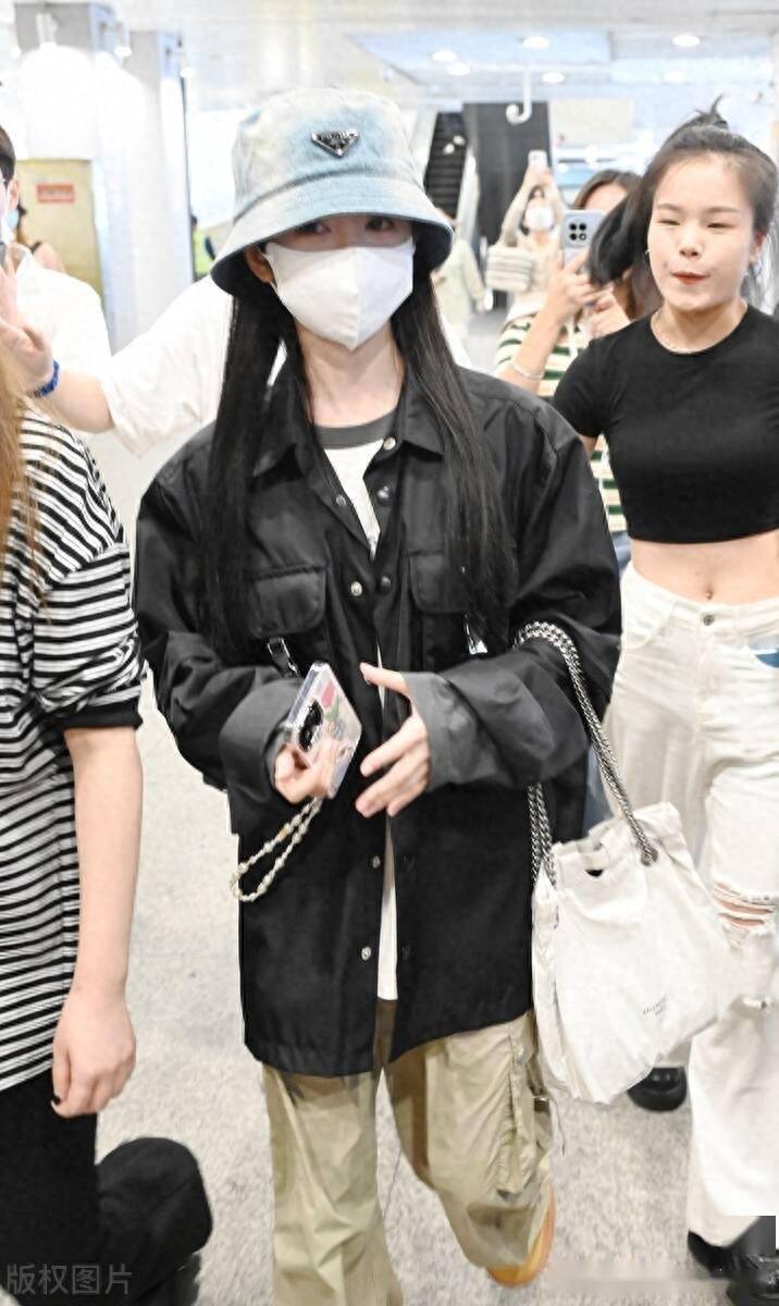 鞠婧祎结束匈牙利拍摄行程回国现身上海机场