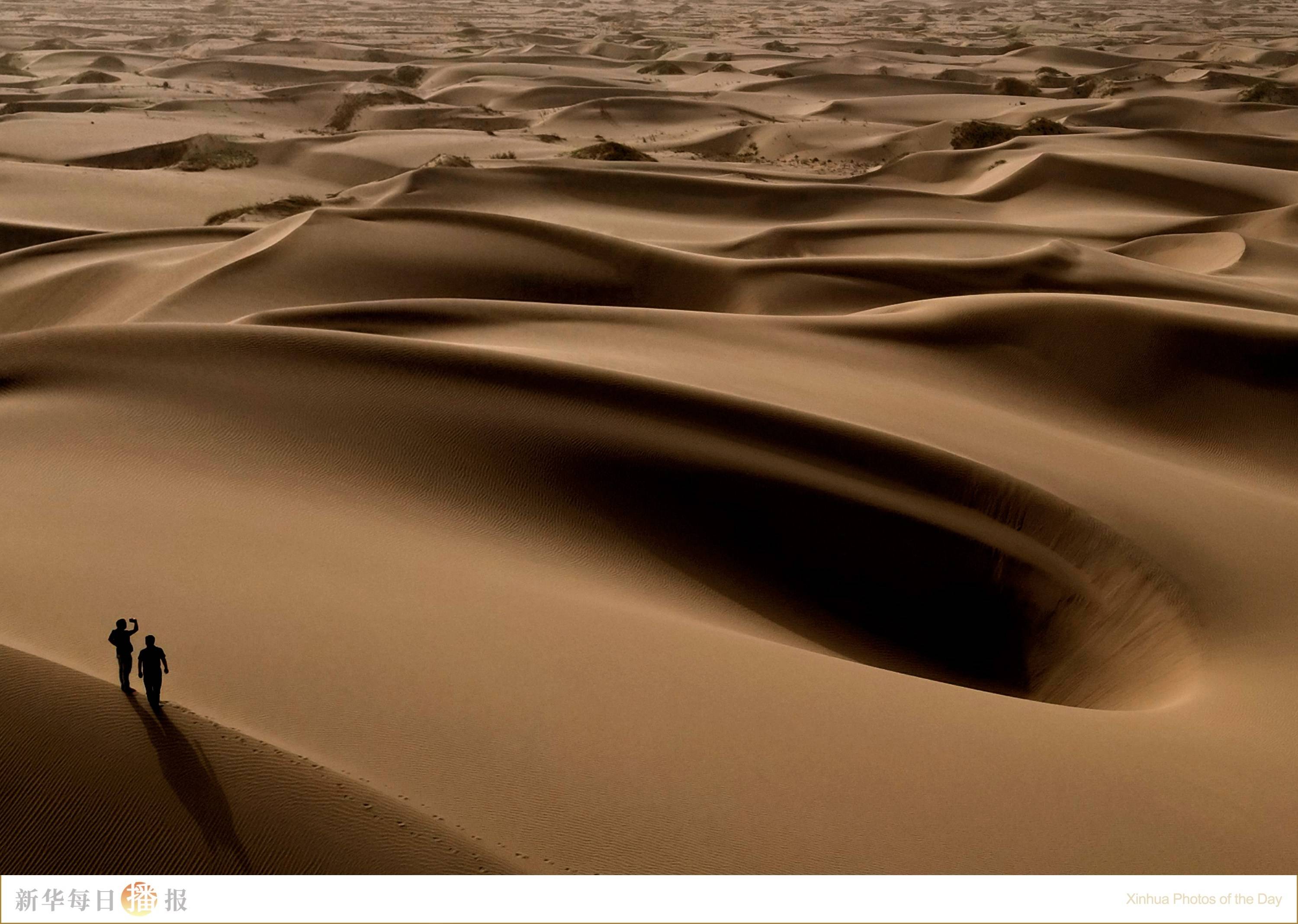 在新疆麦盖提感受沙漠风光9月7日,在新疆喀什地区麦盖提县n39°沙漠