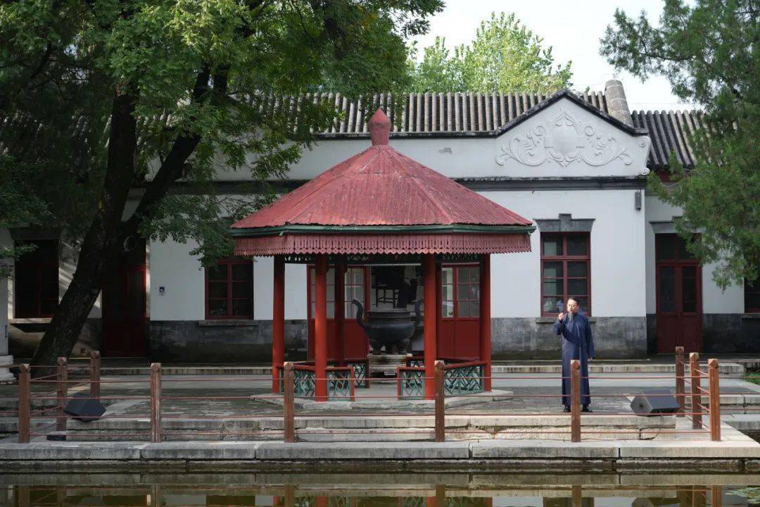 在双清别墅里,"穿越"到74年前的秋天._红色_香山_文化