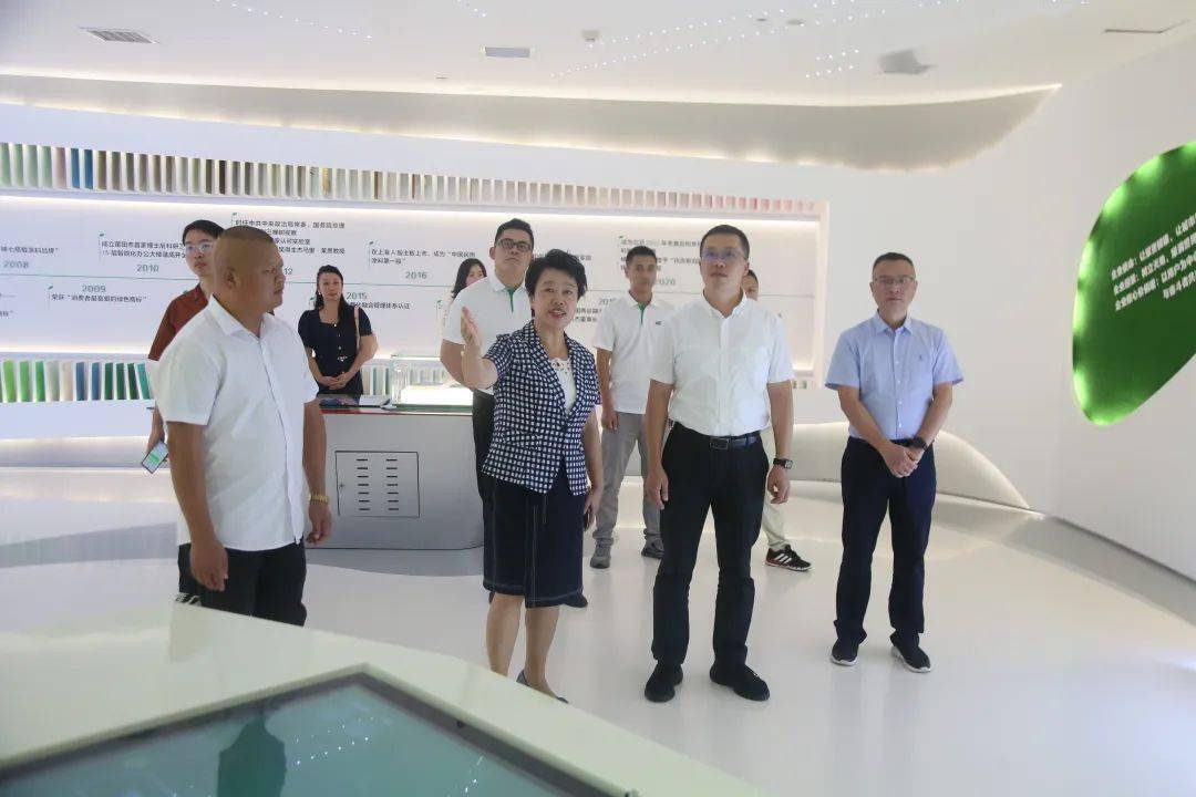 黄桂诚一行还走访了莆田市三棵树涂料公司,实地考察公司产品工艺,了解