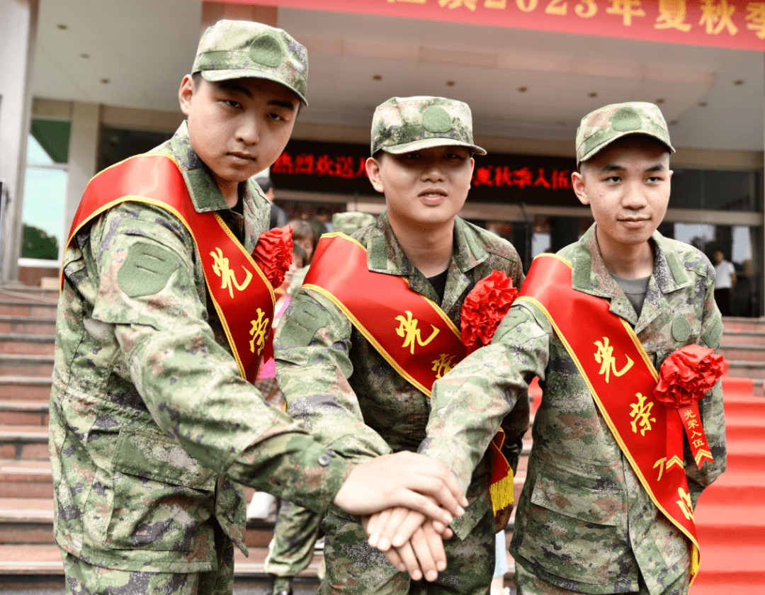 多图直击→九江17名热血青年追逐强国军旅梦_社区_新兵入伍_军营