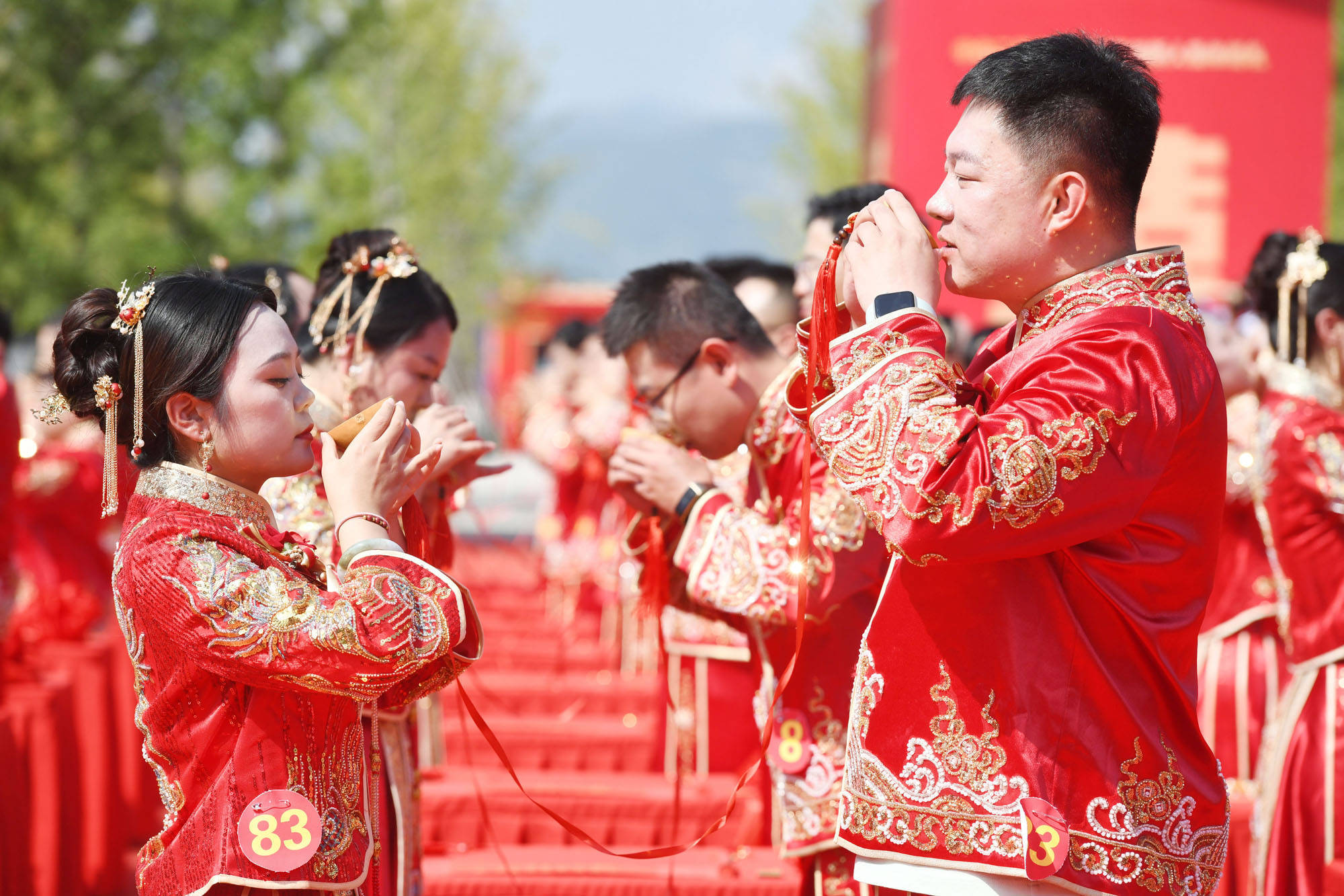 晋阳湖畔,百对新人共赴中式集体婚礼_婚书_承诺_爱的