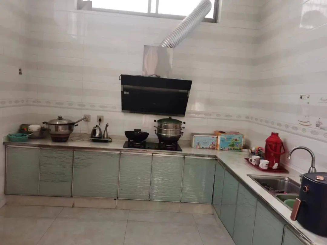 宋志安家庭是四口之家,漂亮的砖瓦房,整洁的庭院,几净的窗户.