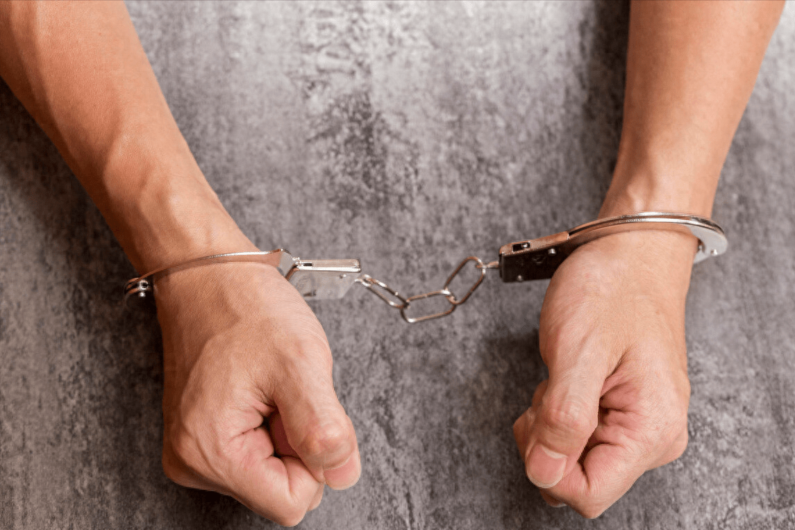 临行前与家属见面,嘱咐要给看守所送锦旗_吴若甫_母亲_父亲