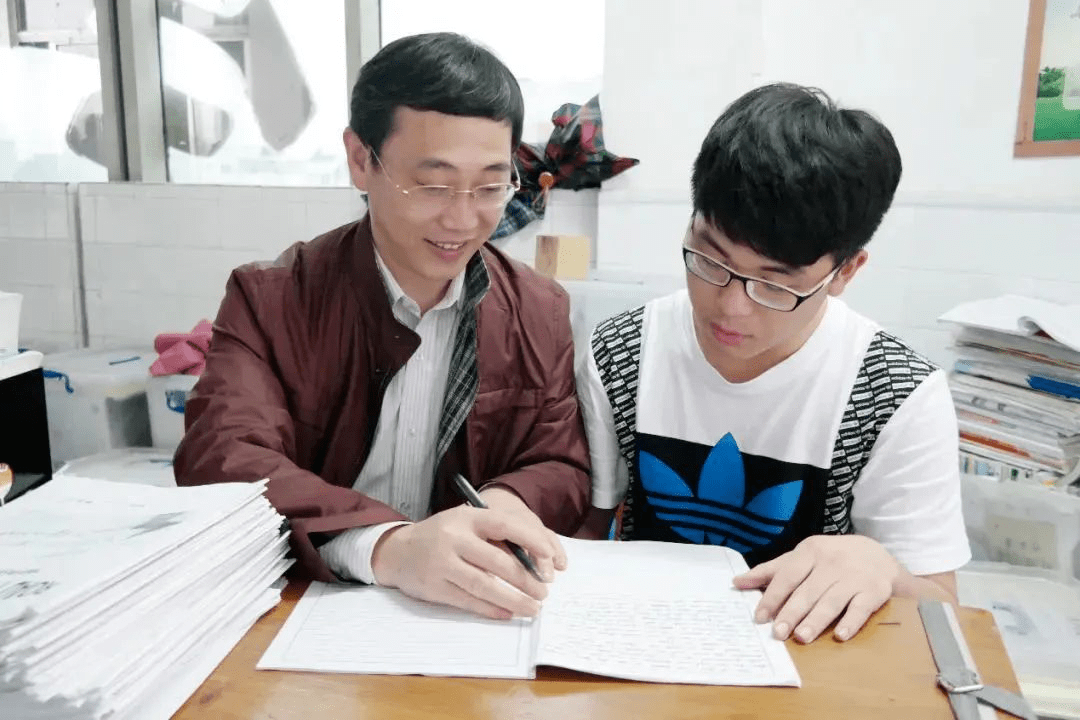 资讯| 【每月名师】为爱赋能 做学生的引路人——记柳州铁一中学莫