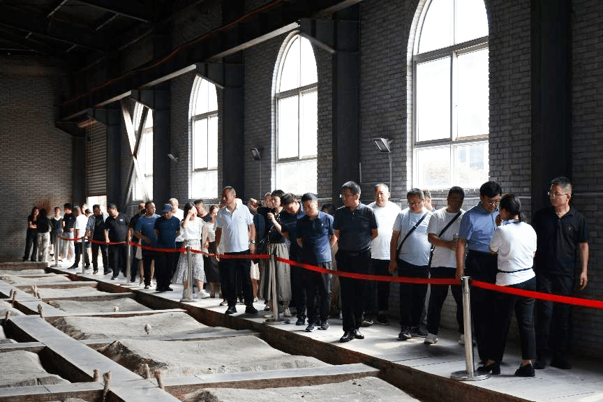 现场学习活动中,考察团一行先后参观了滑县道口大曲酒厂,华泰粮油机械