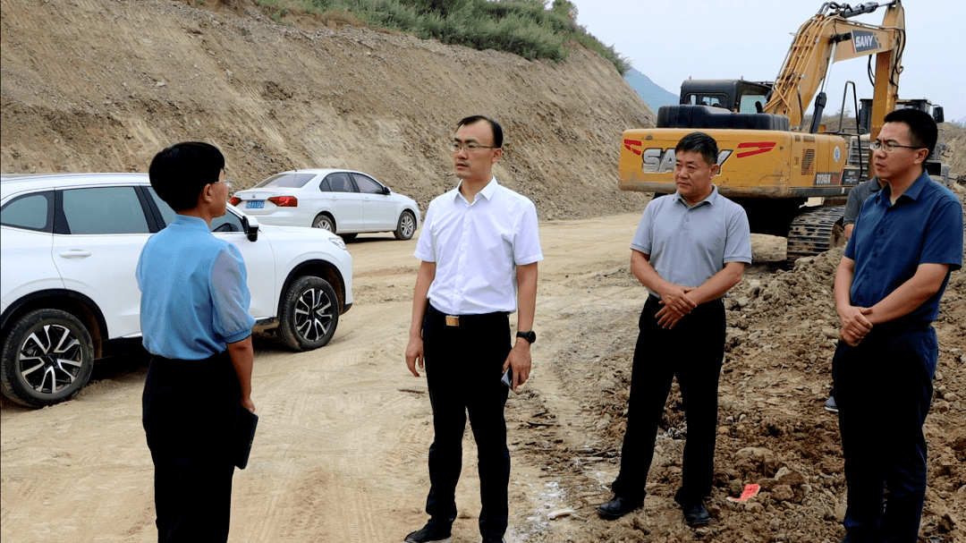 9月11日,邹平市委常委,副市长刘志峰到西董街道就重点工程建设和基本