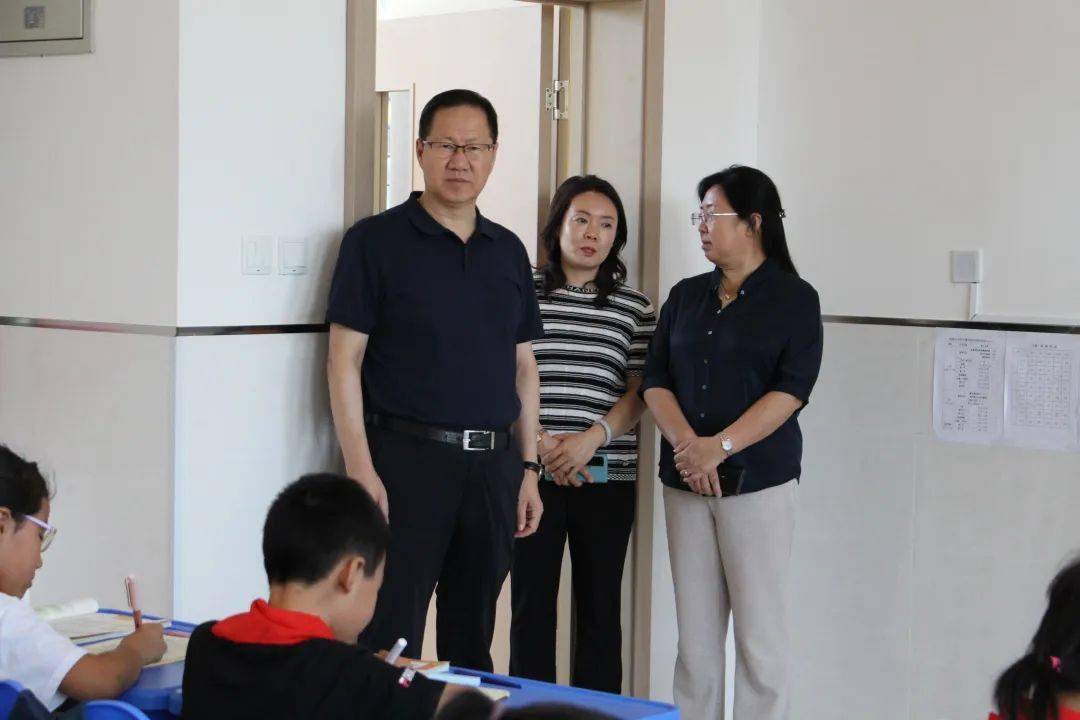 科尔沁区人民政府副区长杨秀媛调研实验小学恒大分校开学情况_工作