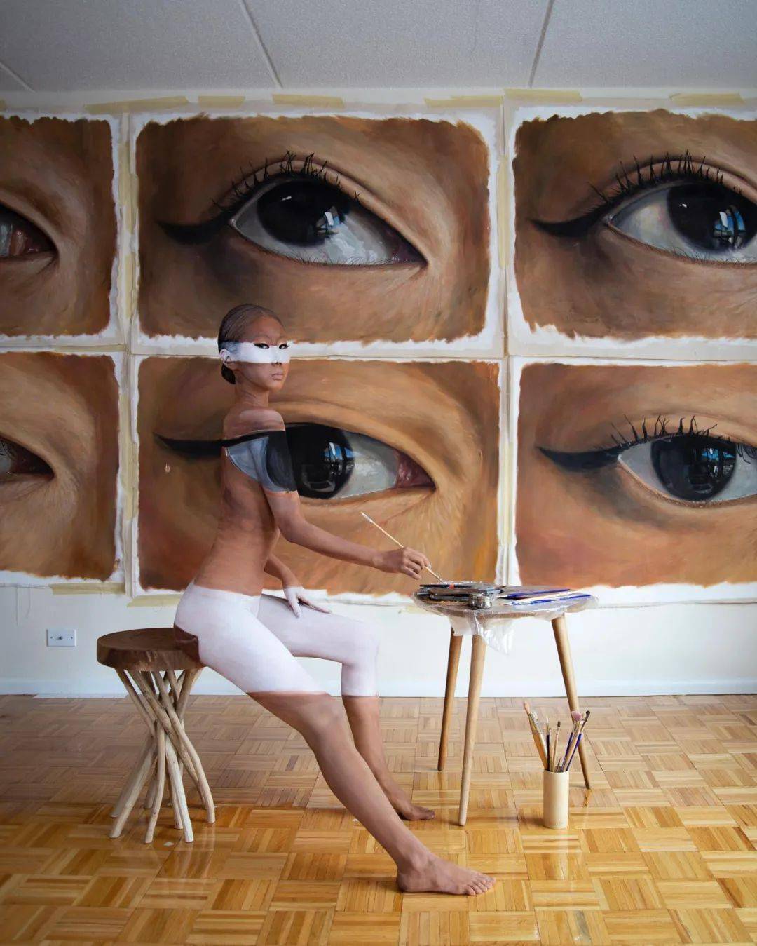 她脱光衣服,一丝不挂的在身体上画画,作品让人害怕又惊艳