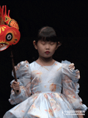 bsport体育CINDY WEI ZHANG STUDIO │ KIDS 2023中国国际时装周童装系列：《花灯(图1)