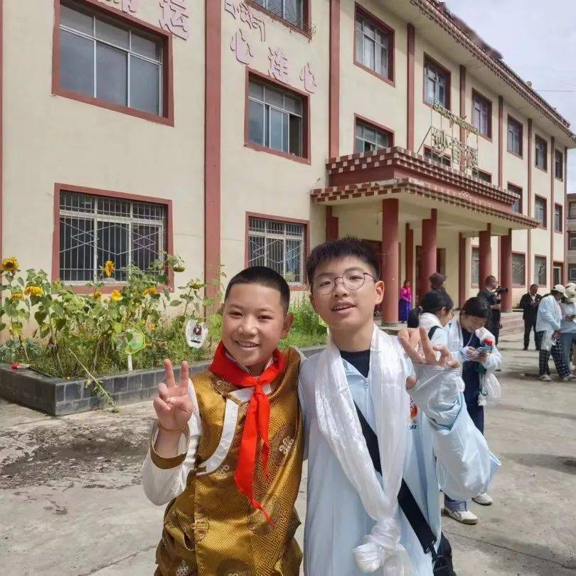 互赠礼品,通过这次结对仪式,收获了友谊,更是黄岩学子体会新龙县高原