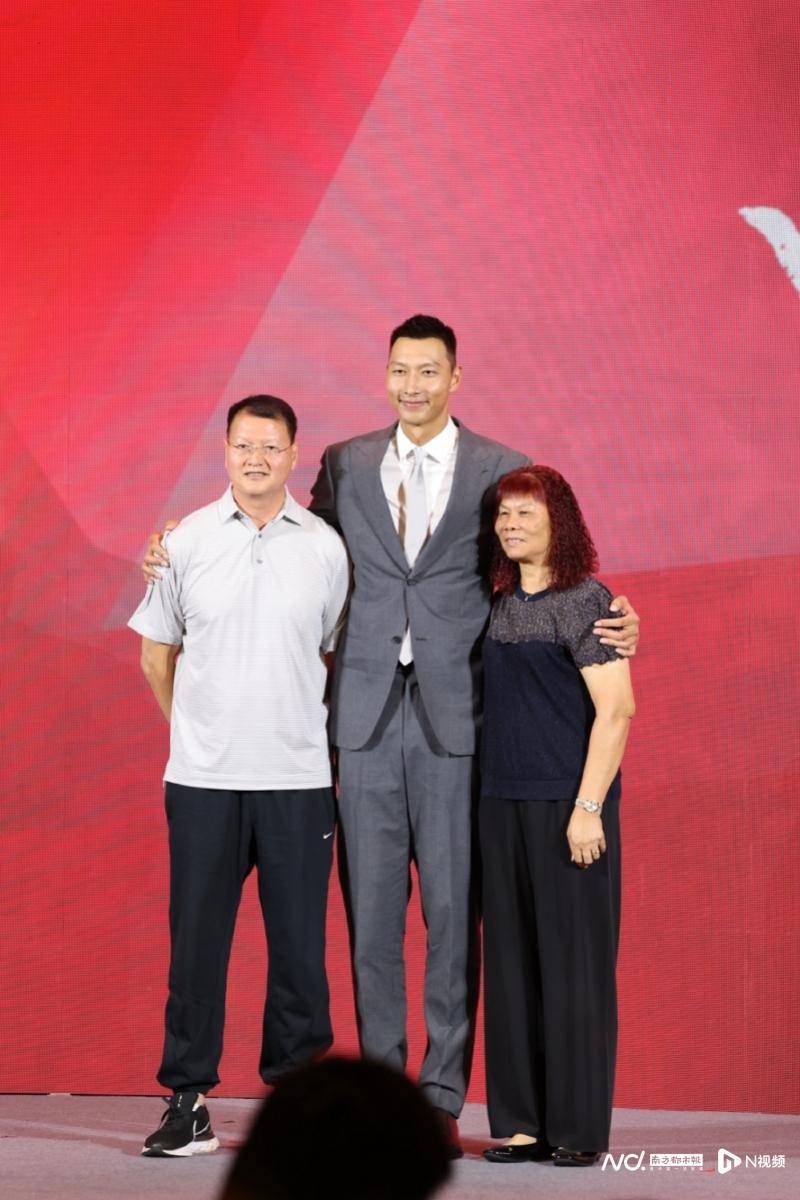 易建联退役仪式牌面拉满,四大"中国移动长城"合体_姚明_巴特尔_阿联