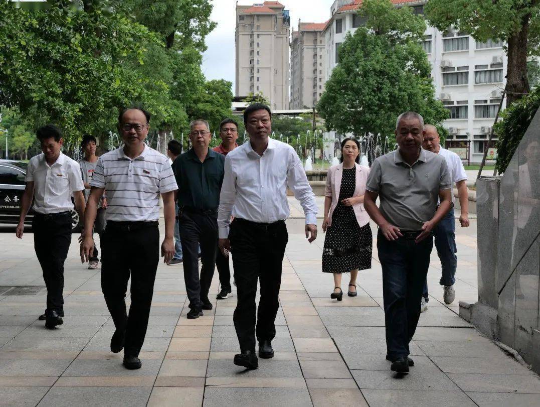 龙海区副区长曾润伍,漳州市教育局副局长郑彦等领导陪同调研.