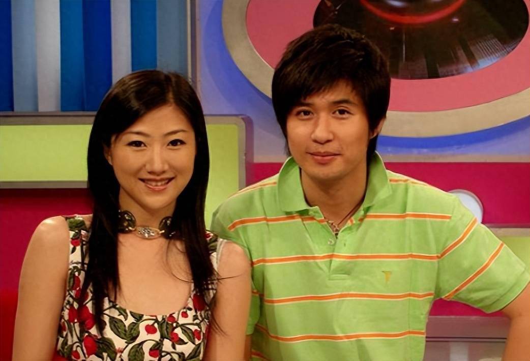 而且2012年,谭元元结婚,新郎却不是王微,这下王微人财两空.