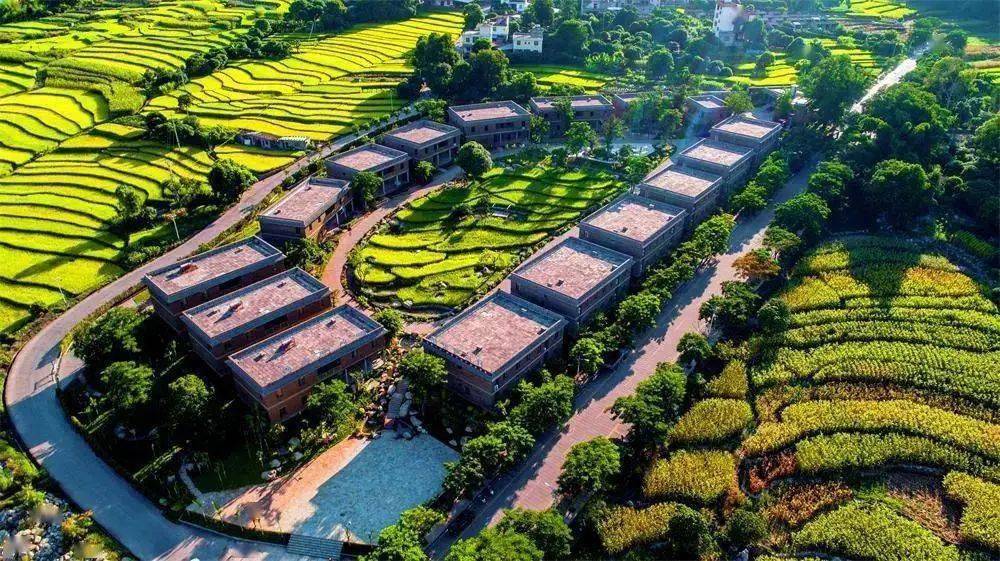 30日至10月2日(9:00—10:00)地点:新寨七彩路内容:花腰傣小卜少着盛装