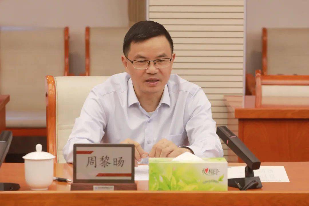 周黎旸对吴高峻的到来表示欢迎,并重点介绍了巨化发展历程,产业布局