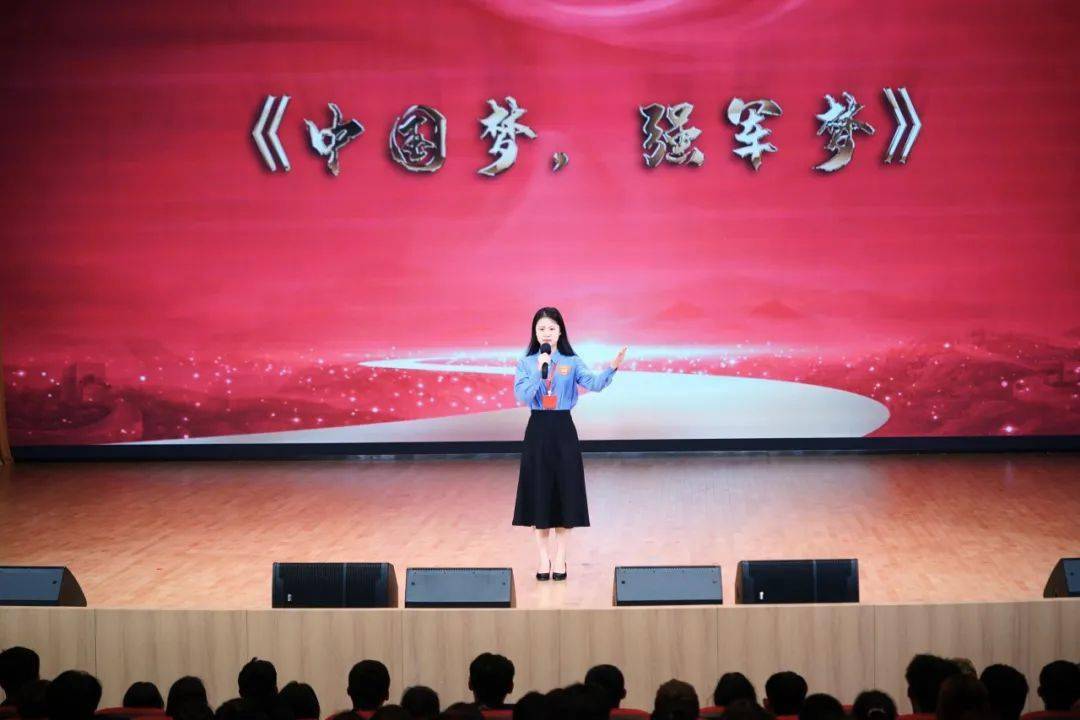 王欣怡同学以《中国梦,强军梦》为题,通过分享父亲的兵营生活,校友