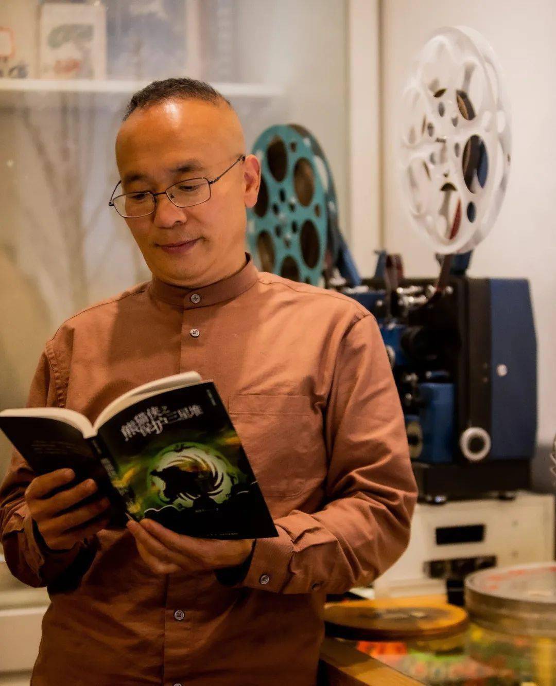 为了文学创作,作家陈国兵先生从2018年起,连续七次走进戈壁,深入