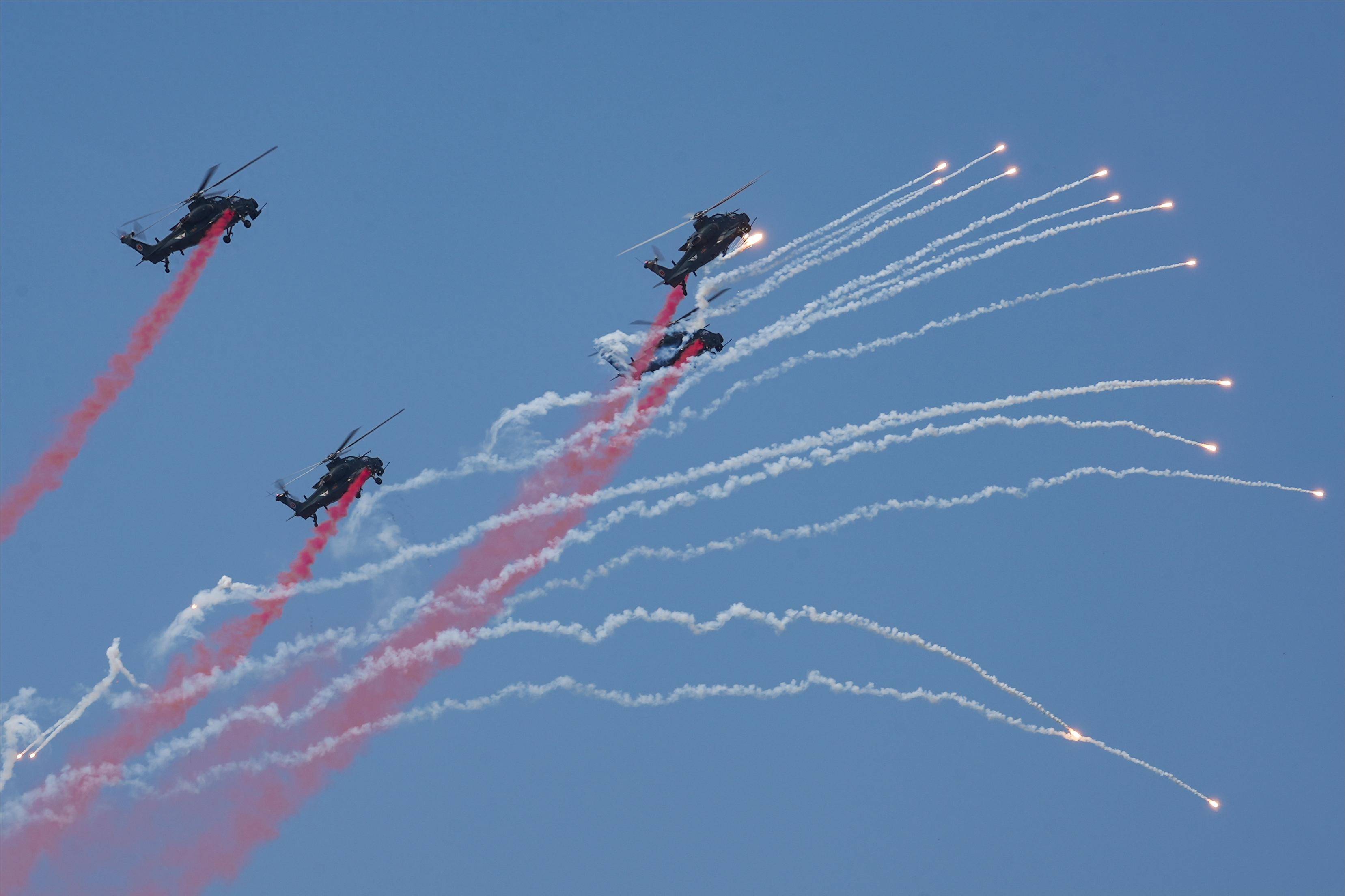 (图文互动)翼动长空 炫舞蓝天——天津直博会"风雷"飞行表演队飞行