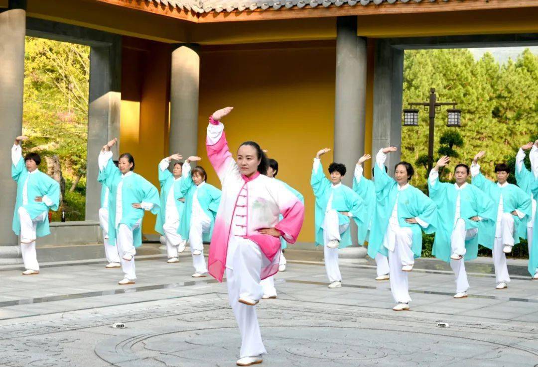 "9月12日清晨5时许,朝阳刚刚露出半张脸,位于曹宅镇的大佛寺景区一侧