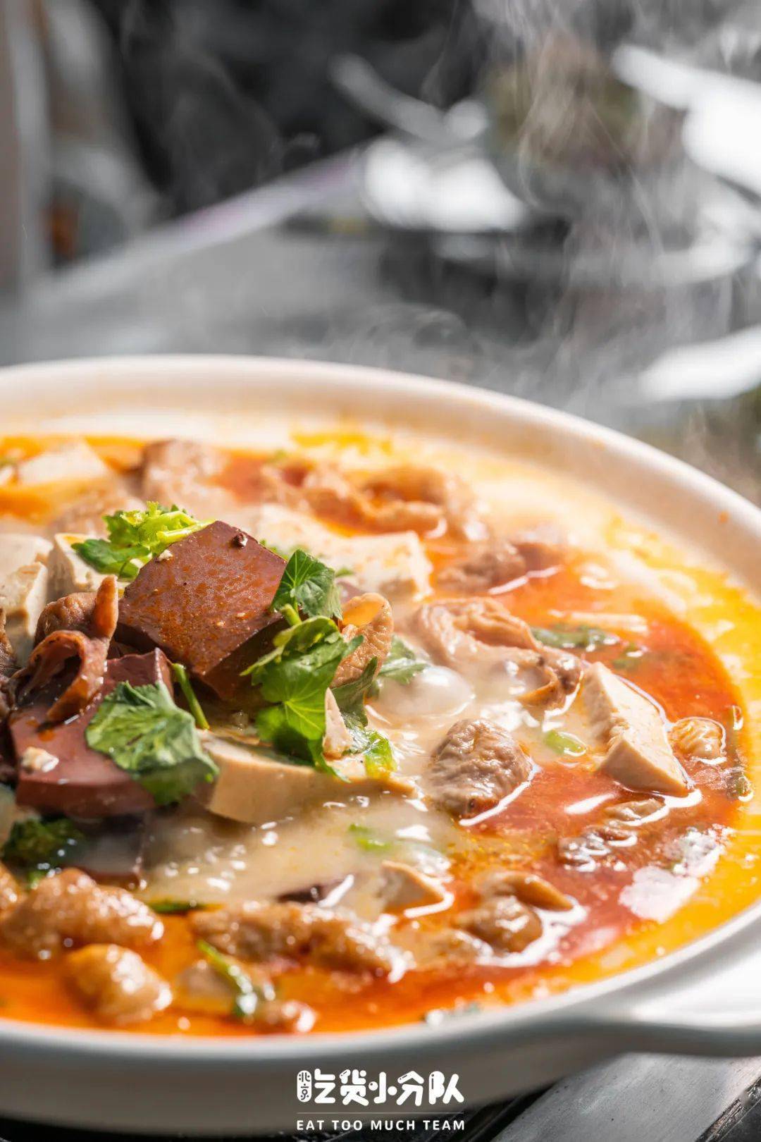 【罗山大肠汤】是源自河南省信阳市罗山县的一种传统小吃,也是信阳