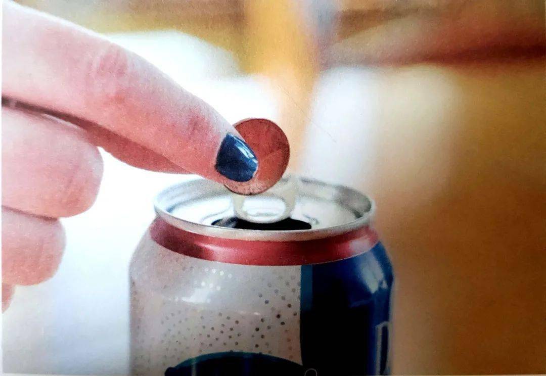 用以下数量的硬币填满对应标签的罐头.