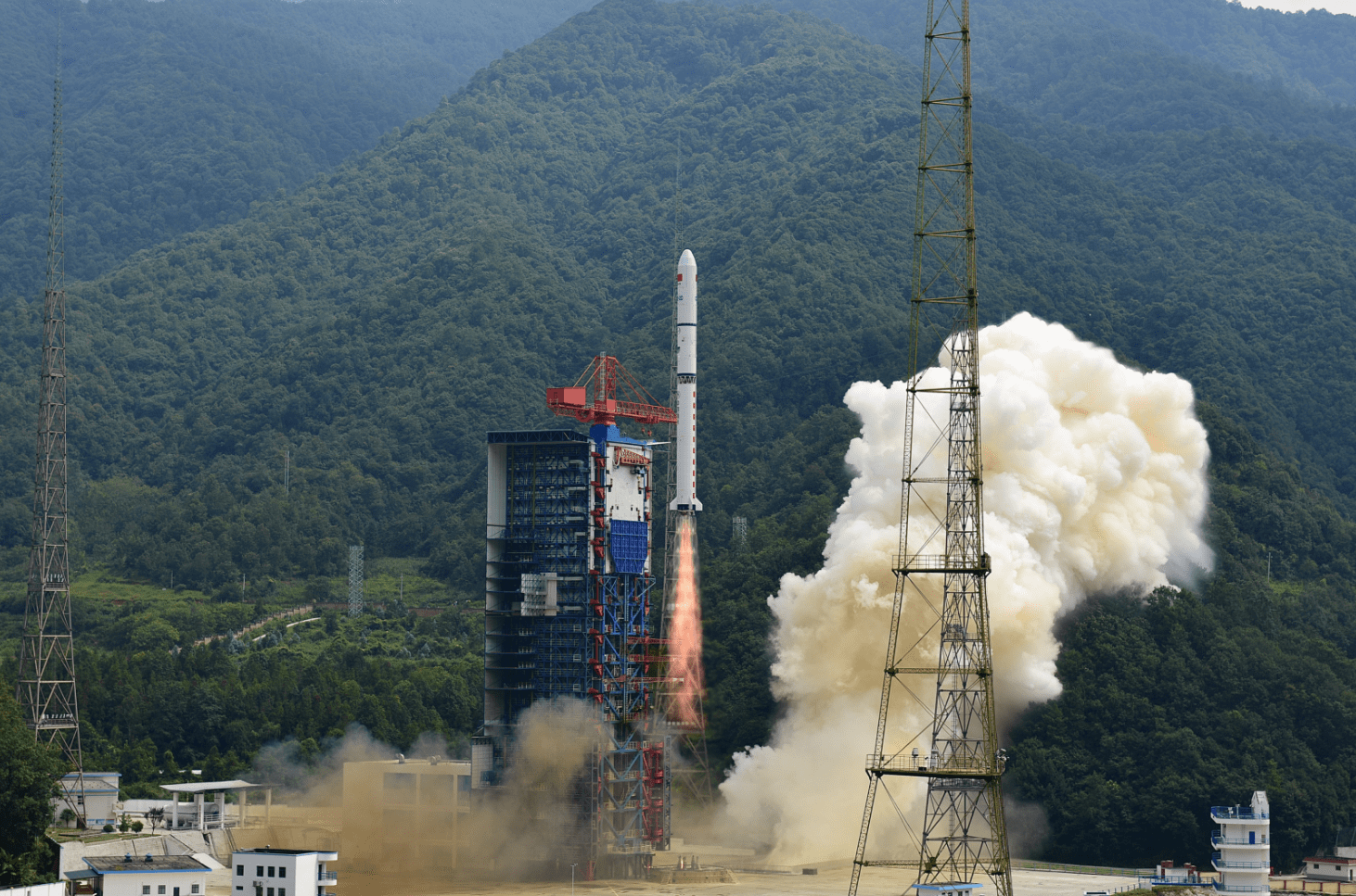 长征二号丁成功发射遥感三十九号卫星_运载火箭_轨道_八院